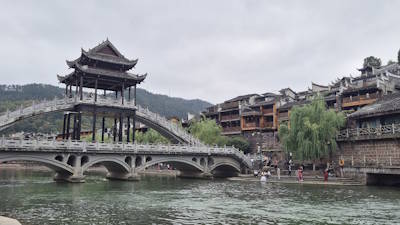 Das romantische Fenghuang, das Flussdorf der Lichter