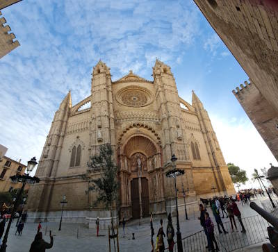 Die Balearen und die Kanarischen Inseln